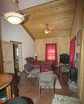 Guestroom 4, DiamondStone Guest Lodges, Deschutes