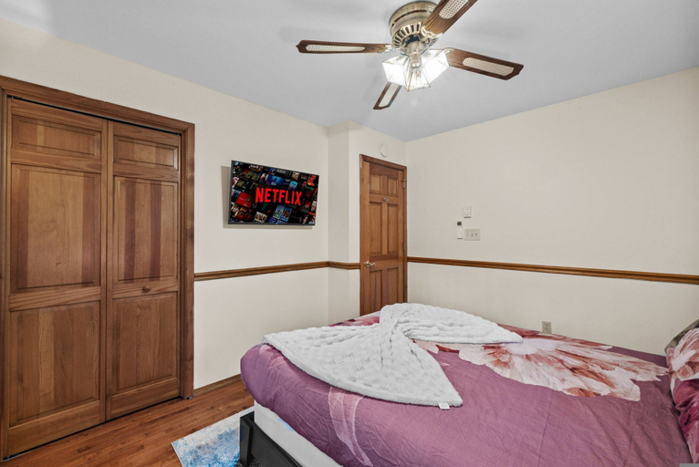 Room 4, Lakefront Escape w Hot Tub Sauna Game Room, Monroe