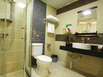 Bathroom 5, GreenTree Inn GuiLin LinGui District JinShan Square JinShui Road Expre, Guilin