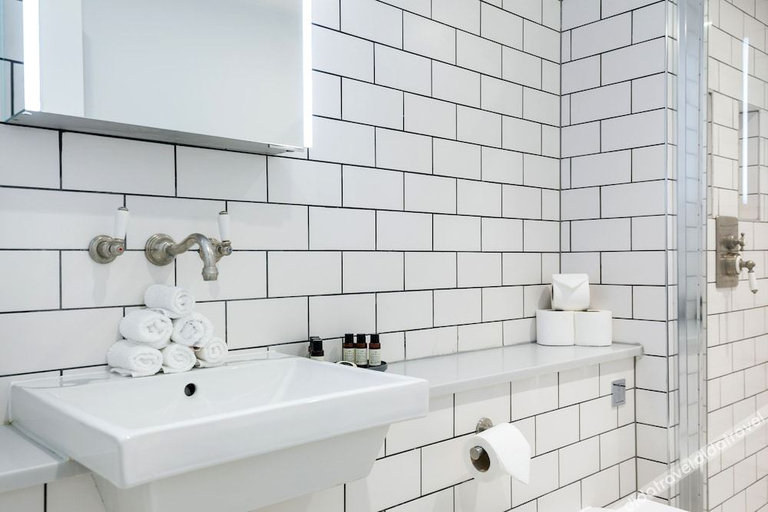 Bathroom 4, Urban Chic - Rathbone, London