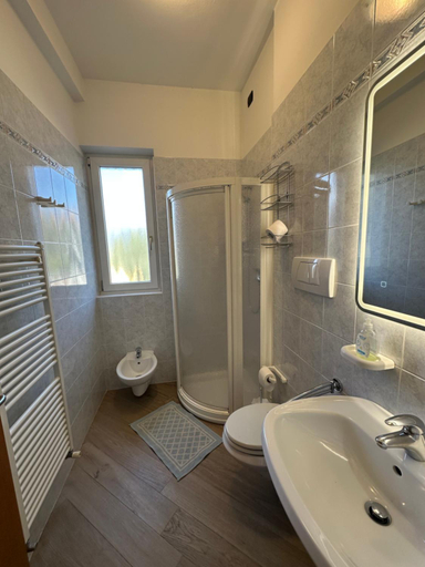 Bathroom 2, Andreis Apartments, Verona