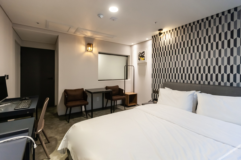Bedroom 4, Busan Suyeong Brown Dot, Suyeong