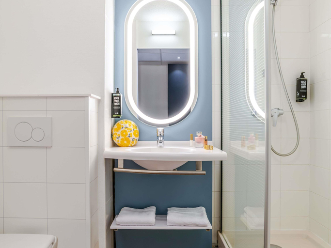 Bathroom 3, Ibis Saint Emilion, Gironde