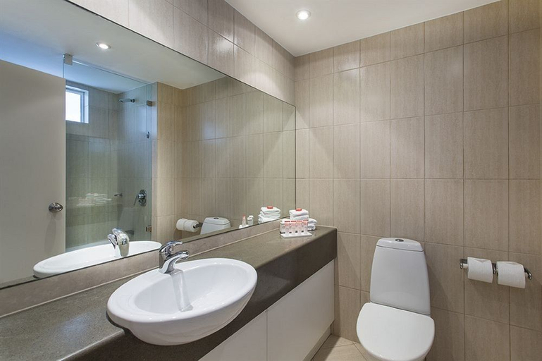 Bathroom, Hotel Grand Chancellor Palm Cove, Cairns