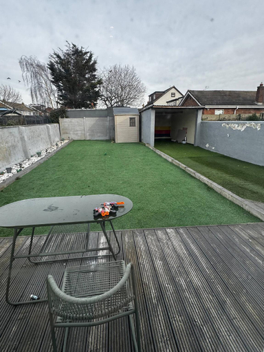 Garden, Charming Bungalow Rental in Rainham Comfort and Convenience, London