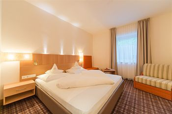 Guestroom 4, Kronplatz Resort Hotel Kristall, Bolzano