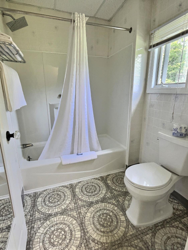 Bathroom 3, Kennebunkport Motor Lodge, York