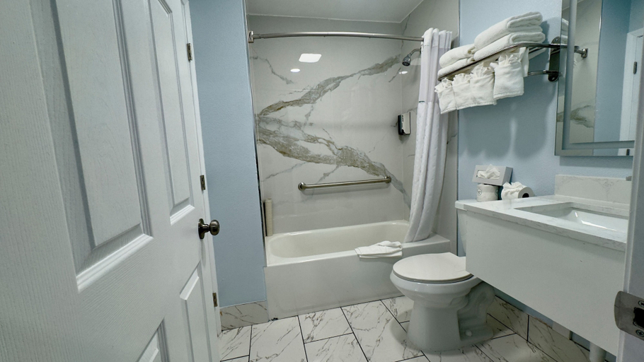 Bathroom 4, Pelican Inn Monterey, Monterey