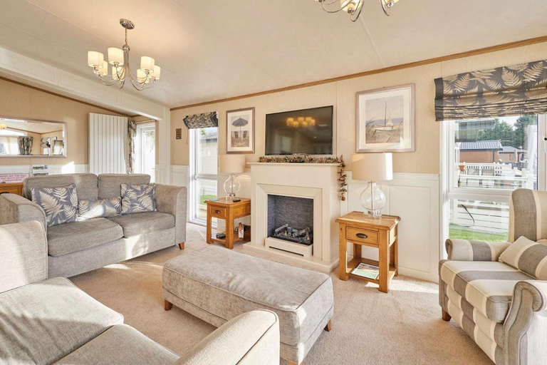 Others 5, Lakeside Gem with Hot Tub, East Riding of Yorkshire
