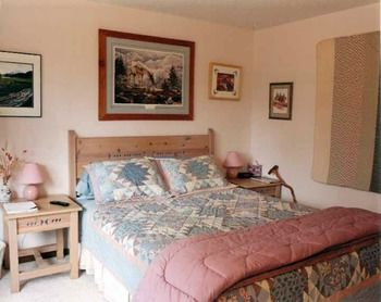 Guestroom 1, DiamondStone Guest Lodges, Deschutes