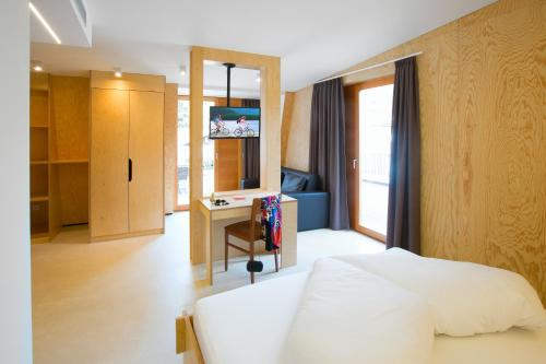Others 5, Kleinkunsthotel, Bolzano