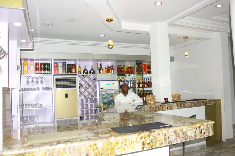 Others 4, L.A Kings Hotel, Obio/Akp