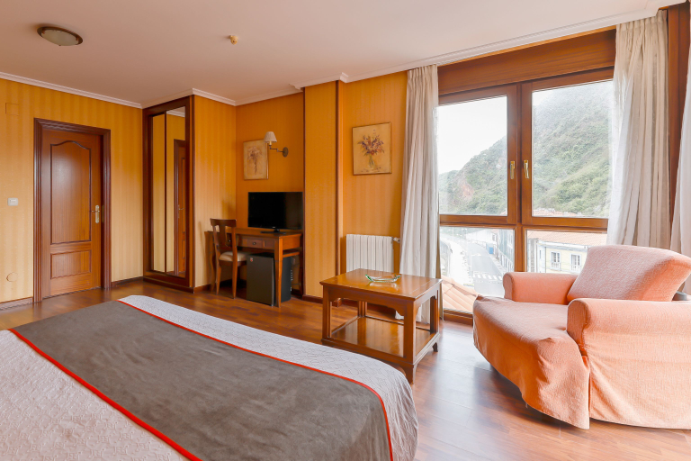 Bedroom 3, Hotel Puerto de Candas, Asturias