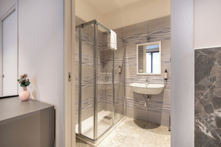 Bathroom 4, Suebi Central - Deluxe Rooms & Family Suites, Campobasso