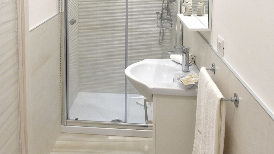 Bathroom 4, Finestre sul Borgo, Bari