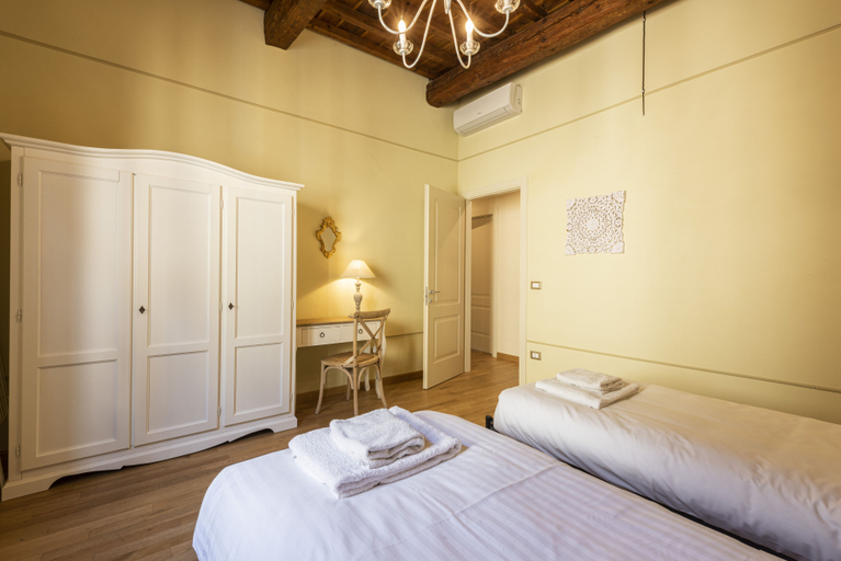 Bedroom 2, Appartamenti degli Artisti by Mmega, Florence