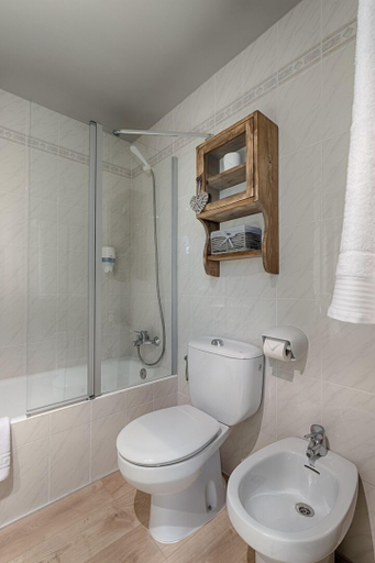 Bathroom 3, Hotel Ribaeta, Lleida