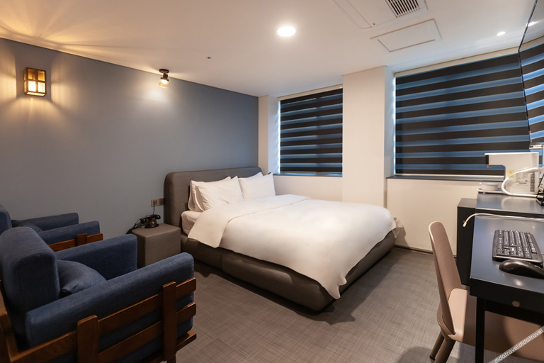 Bedroom 2, Busan Suyeong Brown Dot, Suyeong