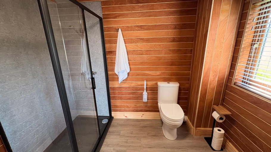 Bathroom 2, Bryn Bettws Log Cabins Ltd, Neath Port Talbot