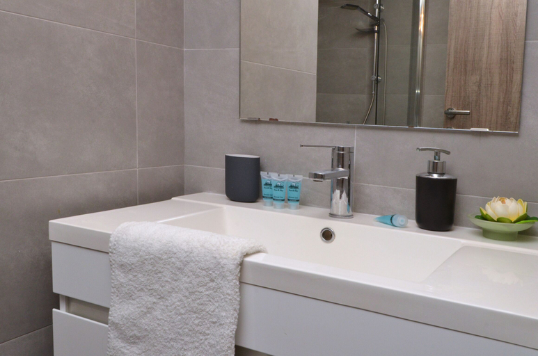 Bathroom, Koukaki a minimal studio, Attica