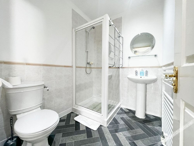 Bathroom 3, Redbourne Terrace Large Home, Lincolnshire