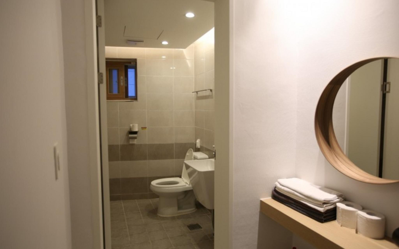 Bathroom 5, Yeosu Sun Beach Pension, Yeosu