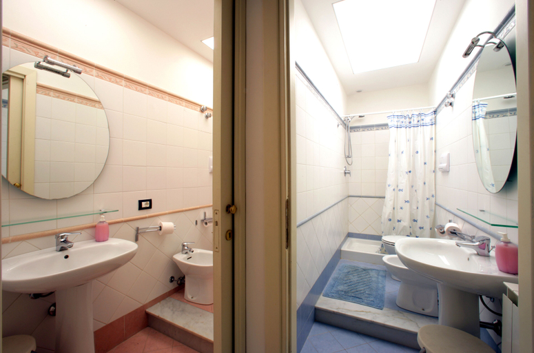 Bathroom 4, Novecento, Trapani