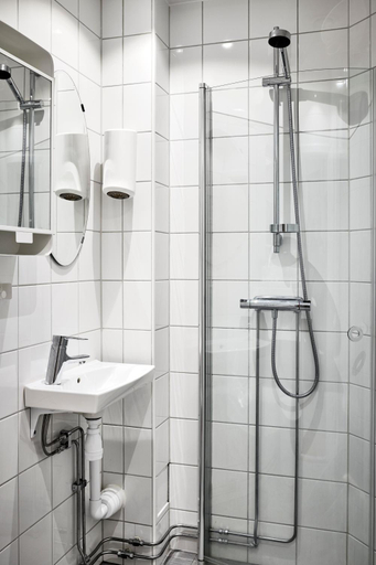 Bathroom, OW, by A&J - Family & Car & Dog - Liseberg & Avenue!, Göteborg