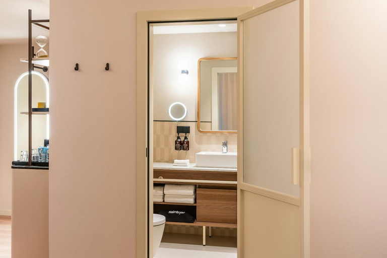 Bathroom 4, The Social Hub Amsterdam City, Amsterdam