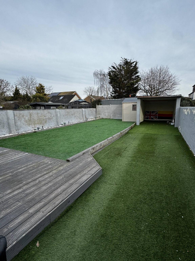 Balcony/terrace, Charming Bungalow Rental in Rainham Comfort and Convenience, London