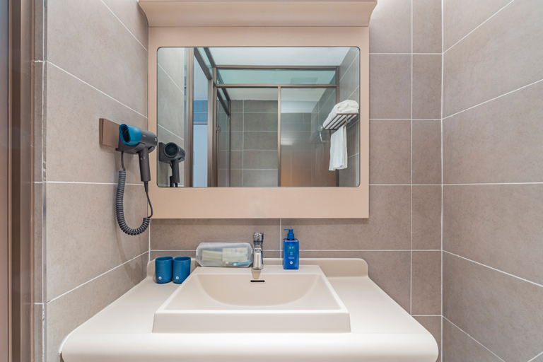Bathroom 3, Hanting Hotel Korla Railway Station, Bayin'gholin Mongol