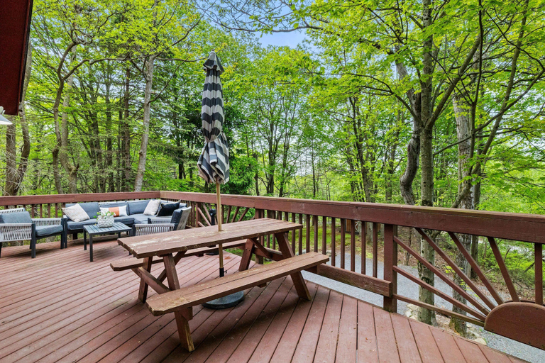 Room 4, Dog-friendly Pocono Chalet w Hot Tub Indoor Pool, Monroe