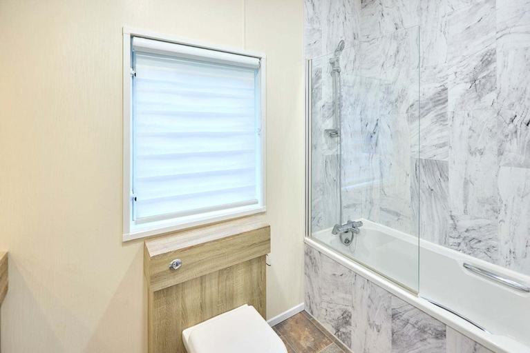 Bathroom 2, The Waterhole Lodge with Hot Tub, East Riding of Yorkshire