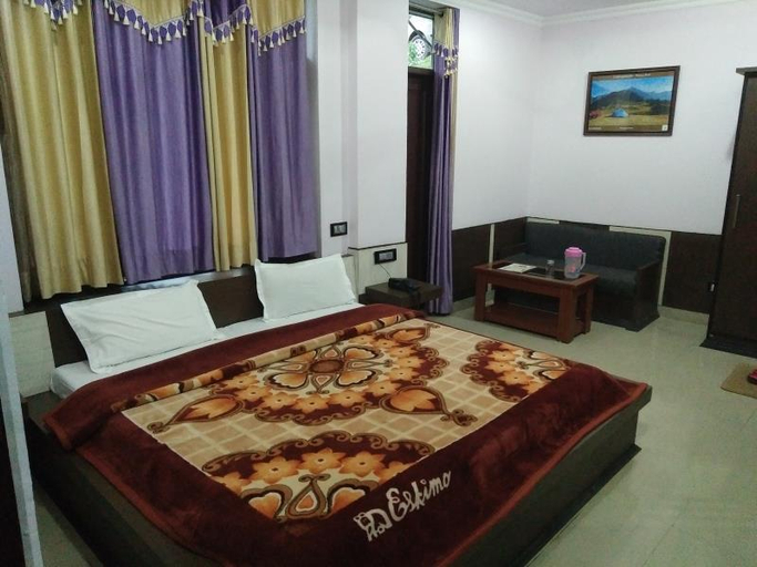 Bedroom 2, Hotel Holiday Hill, Kangra