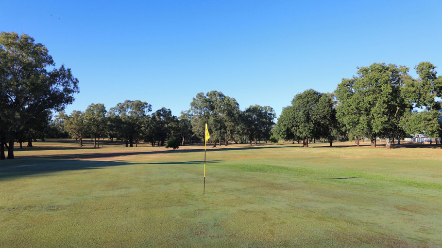 Golf 3, Emerald Gardens Motel and Apartments, Emerald