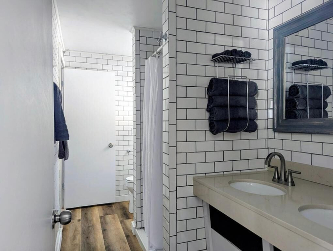Bathroom 5, Scotty's Motel, Alger