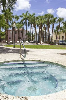 Outdoor Spa Tub, Miami River Inn, Miami-Dade