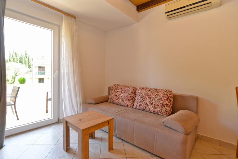 Others 5, Apartments Mara 1838, Medulin