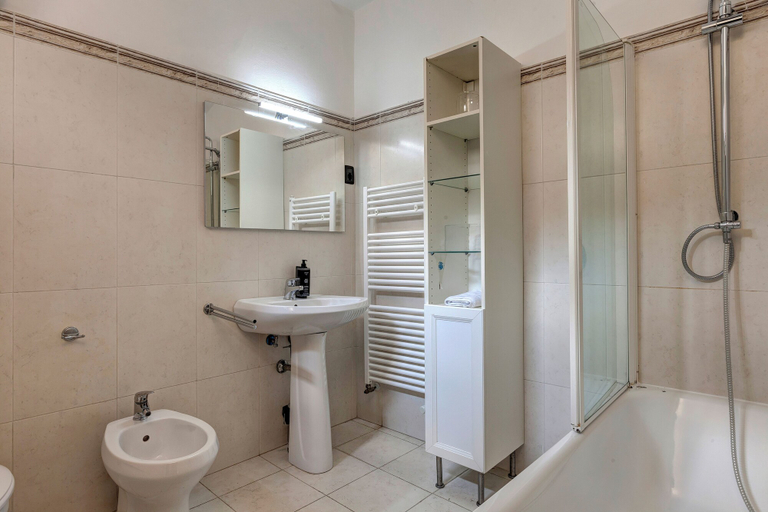 Bathroom 2, Stufa Apartment by Mamo Florence, Florence