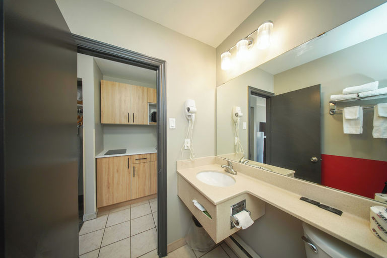 Bathroom 4, Super 8 by Wyndham Kingston, Frontenac