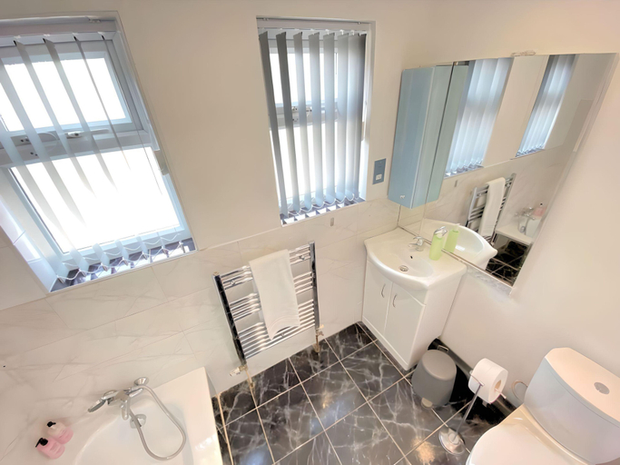 Bathroom 2, Airport Comfy Stay, London