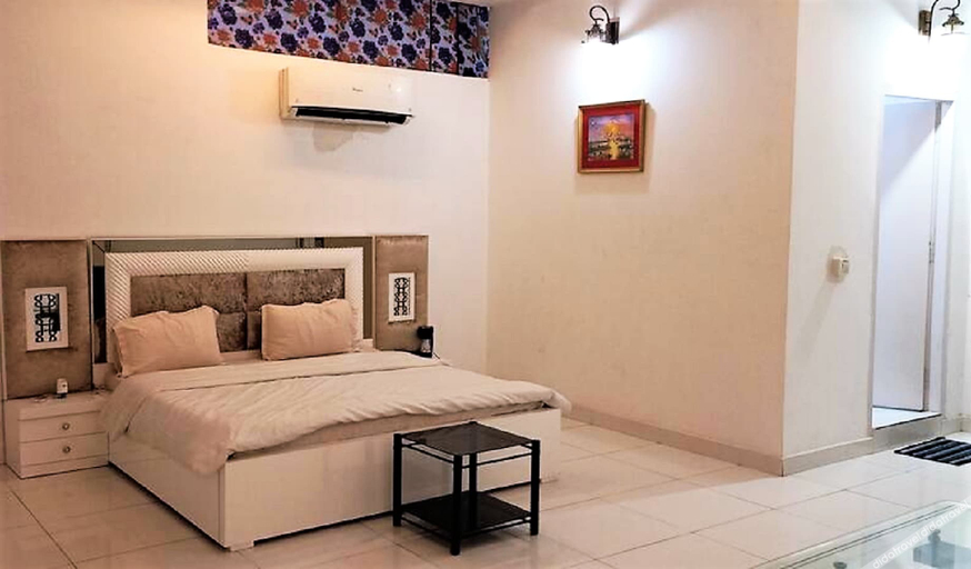 Bedroom 2, Embassy Suites, Delhi