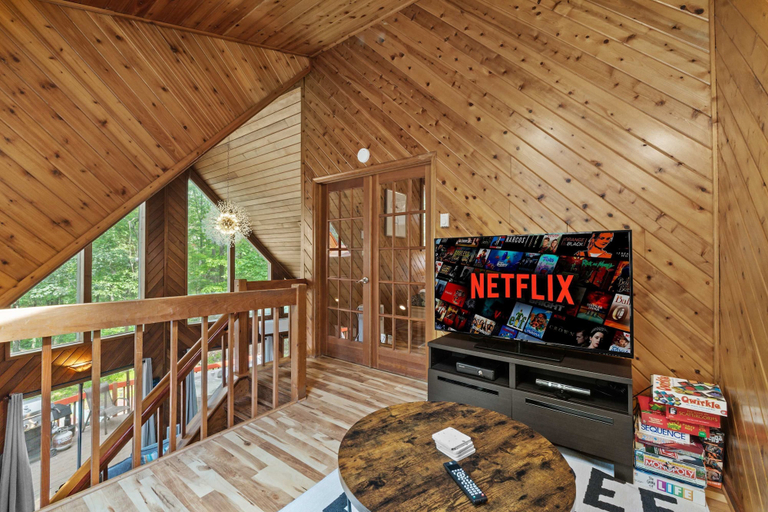 Room 5, Lakefront Escape w Hot Tub Sauna Game Room, Monroe