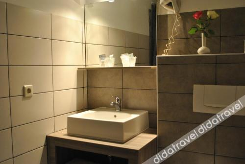 Others 4, Auberge Gaglioti, Luxembourg