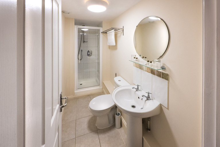 Bathroom 3, The Bell Inn, Gloucestershire