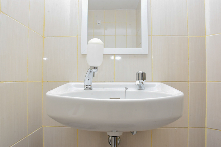 Bathroom 3, Cozy and Comfy Studio at Amethyst Apartment, Central Jakarta