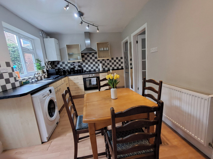 Private kitchen 5, 2 Bed Home - Parking, Wifi, Smart Tv, Nottingham