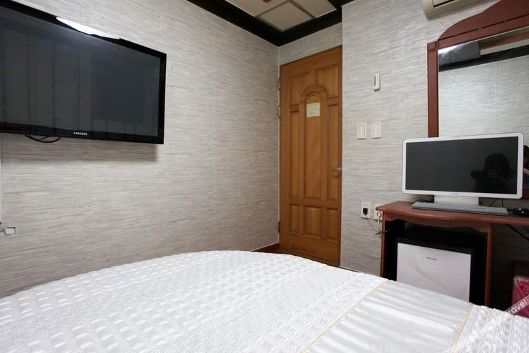 Bedroom 1, Mia Hwanggeum, Gangbuk