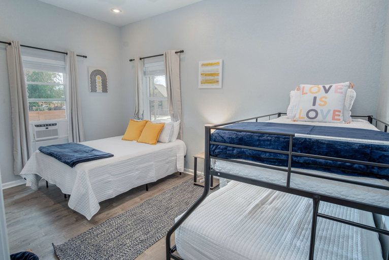 Bedroom 2, Cozy and Lovely 2BR 2BA Apt#a Near Lively Downtown, Bexar