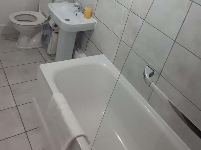 Bathroom 2, Marble Apartments Broadway Two, London